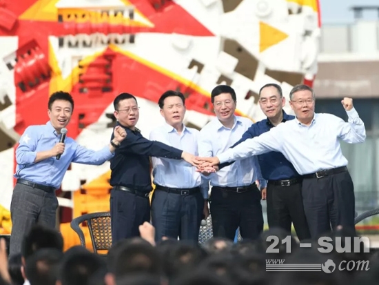 四巨頭首度同臺(tái)對(duì)話！梁穩(wěn)油炸出產(chǎn)線根：絕不辜負(fù)“呆板之都”的等待