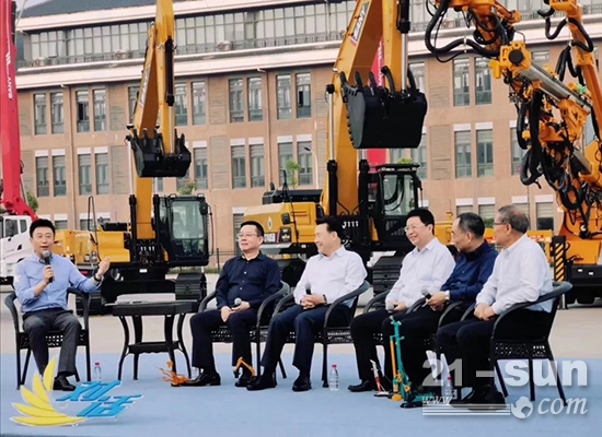 四巨頭首度同臺(tái)對(duì)話！梁穩(wěn)油炸出產(chǎn)線根：絕不辜負(fù)“呆板之都”的等待