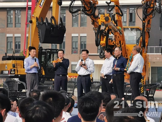 四巨頭首度同臺(tái)對(duì)話！梁穩(wěn)油炸出產(chǎn)線根：絕不辜負(fù)“呆板之都”的等待