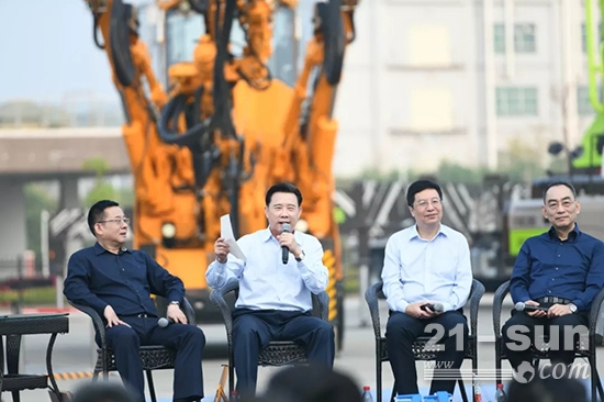 四巨頭首度同臺(tái)對(duì)話！梁穩(wěn)油炸出產(chǎn)線根：絕不辜負(fù)“呆板之都”的等待