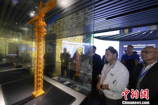 27家外洋漢文媒體高層感覺中國工程機器行業(yè)的新變革。　楊華峰 攝